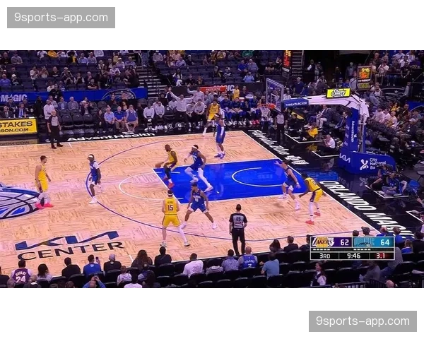 班凯罗封盖詹姆斯后球权归属 录像中心无法提供清晰角度